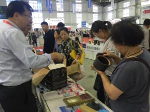 笠間焼に興味を持っているお客さん